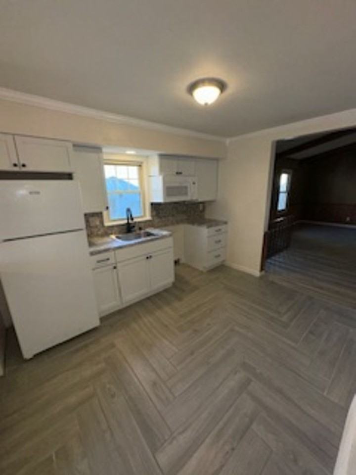 913 N Spring St - Photo 4 of 12