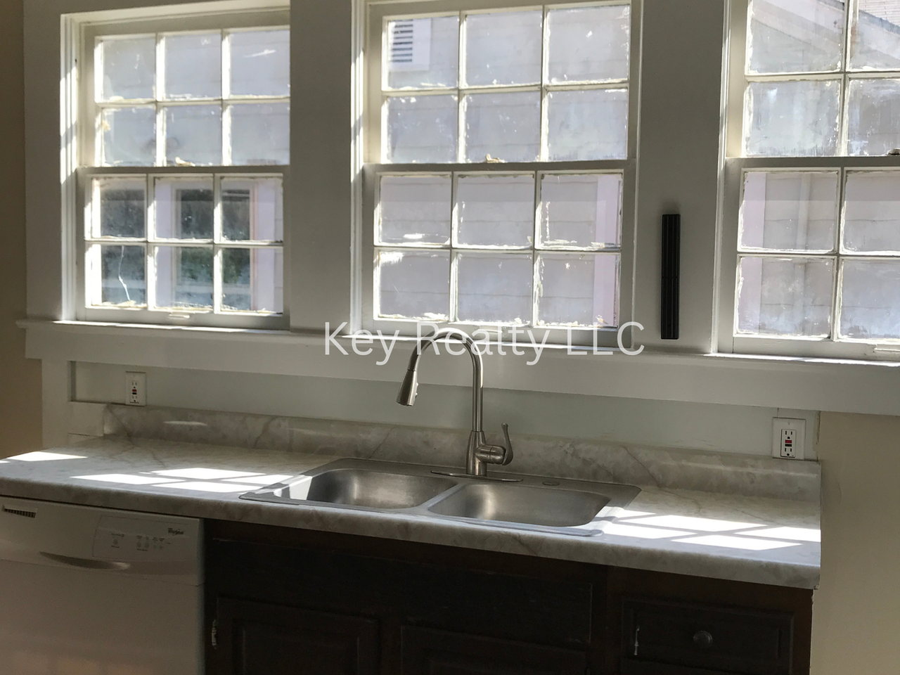 2309 Elliott St - Photo 4 of 10