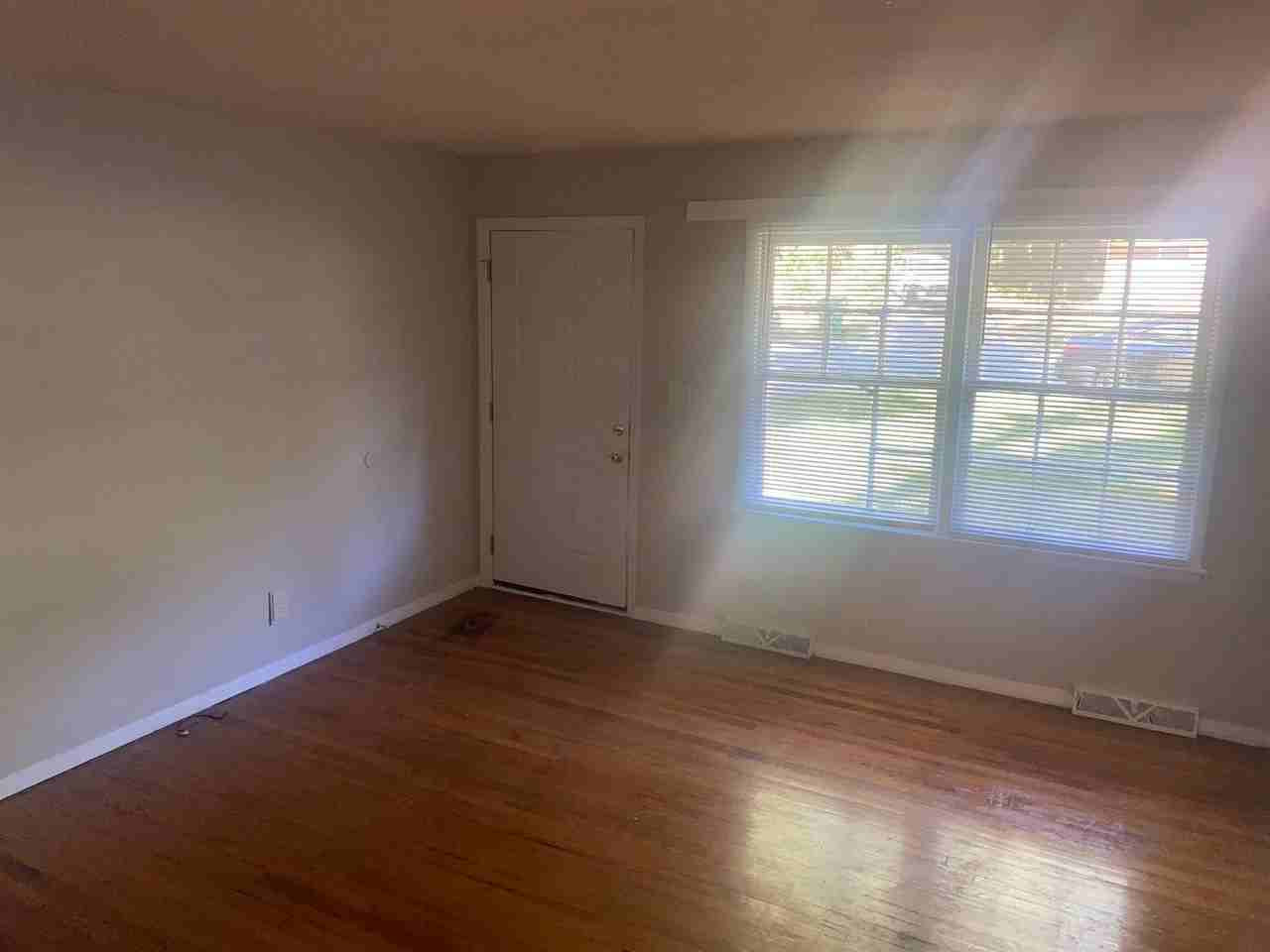 611 Blendwood Dr - Photo 2 of 8