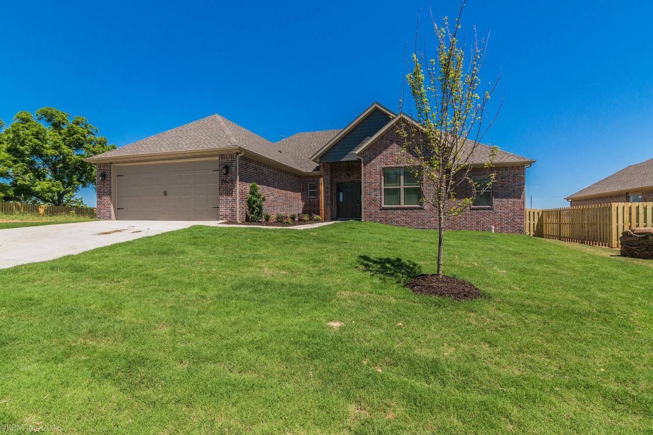 1620 Sweetbriar Way - Photo 2 of 24