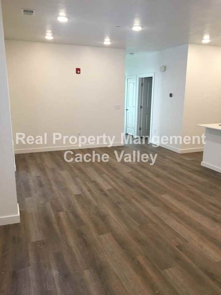 462 W 40 S - Photo 2 of 13
