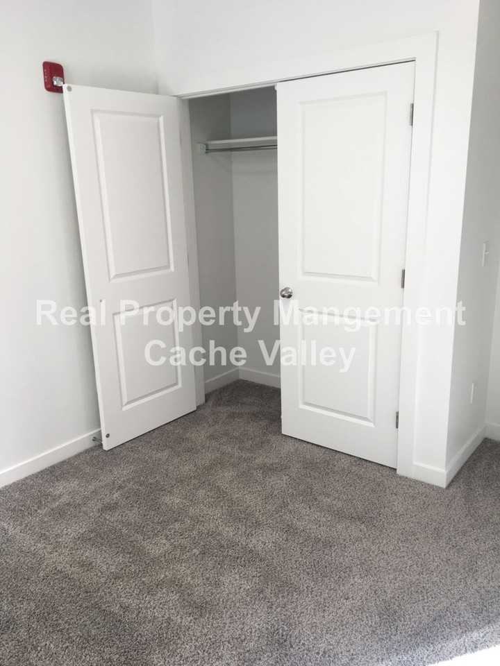 462 W 40 S - Photo 4 of 13