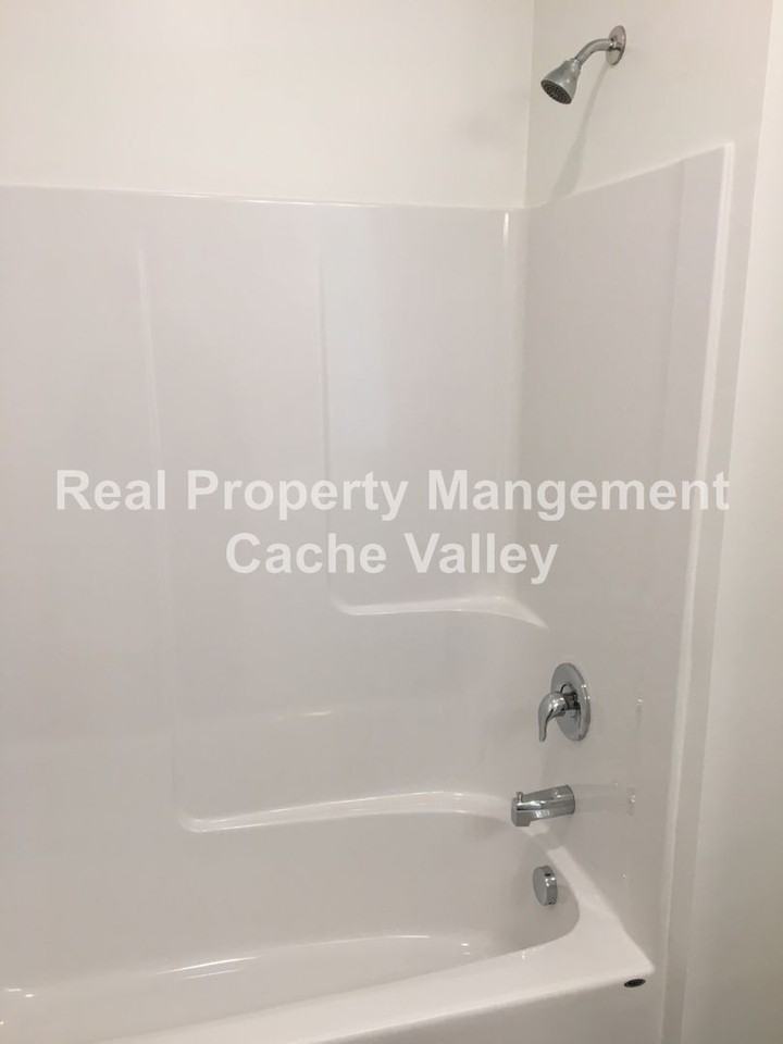 462 W 40 S - Photo 6 of 13