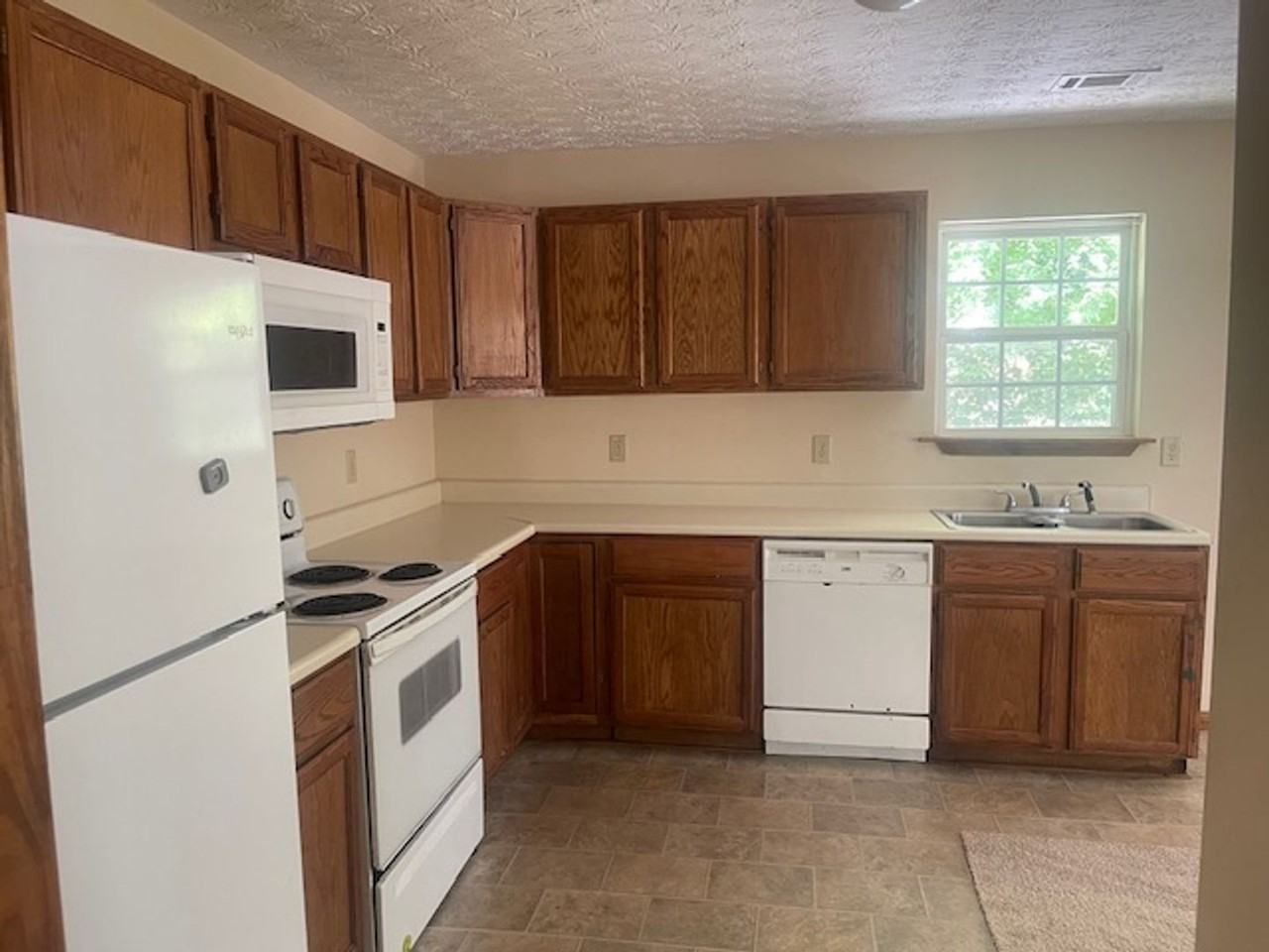 1207 Second Avenue - Photo 3 of 8