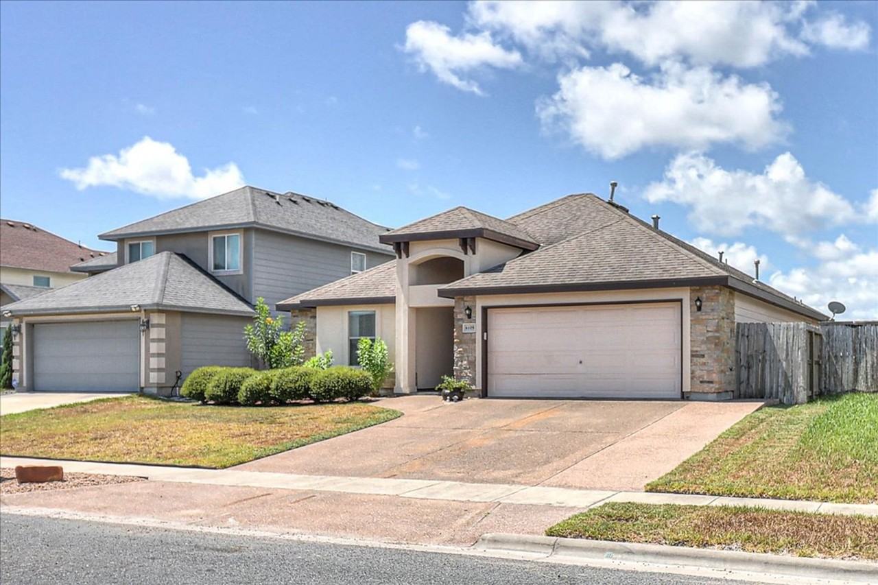 6105 Maximus Dr - Photo 3 of 43