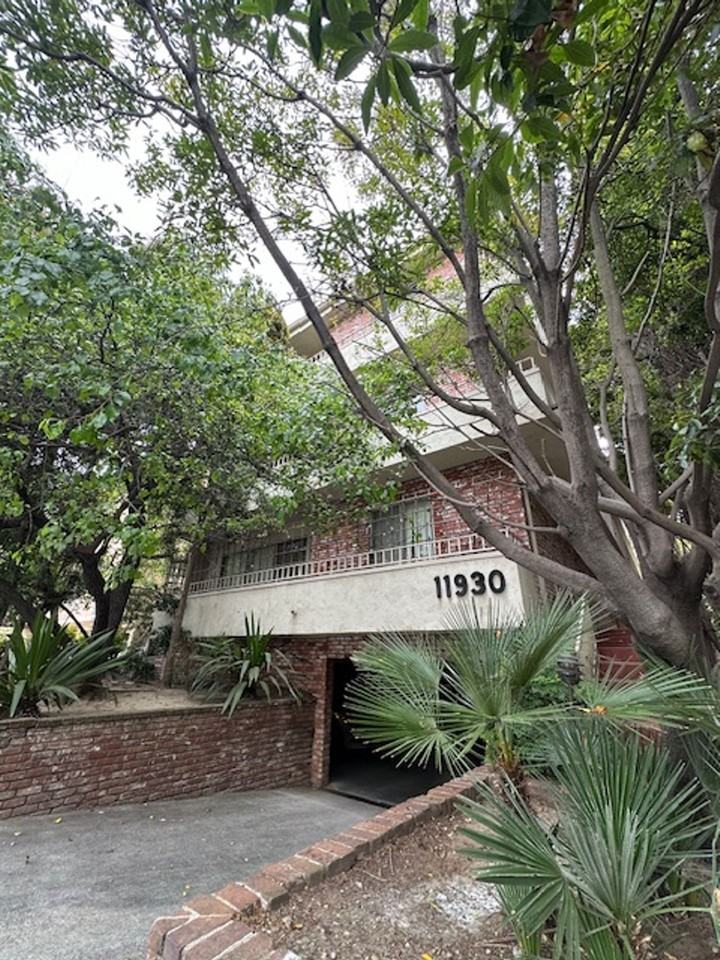 11930 MONTANA AVE - Photo 2 of 4