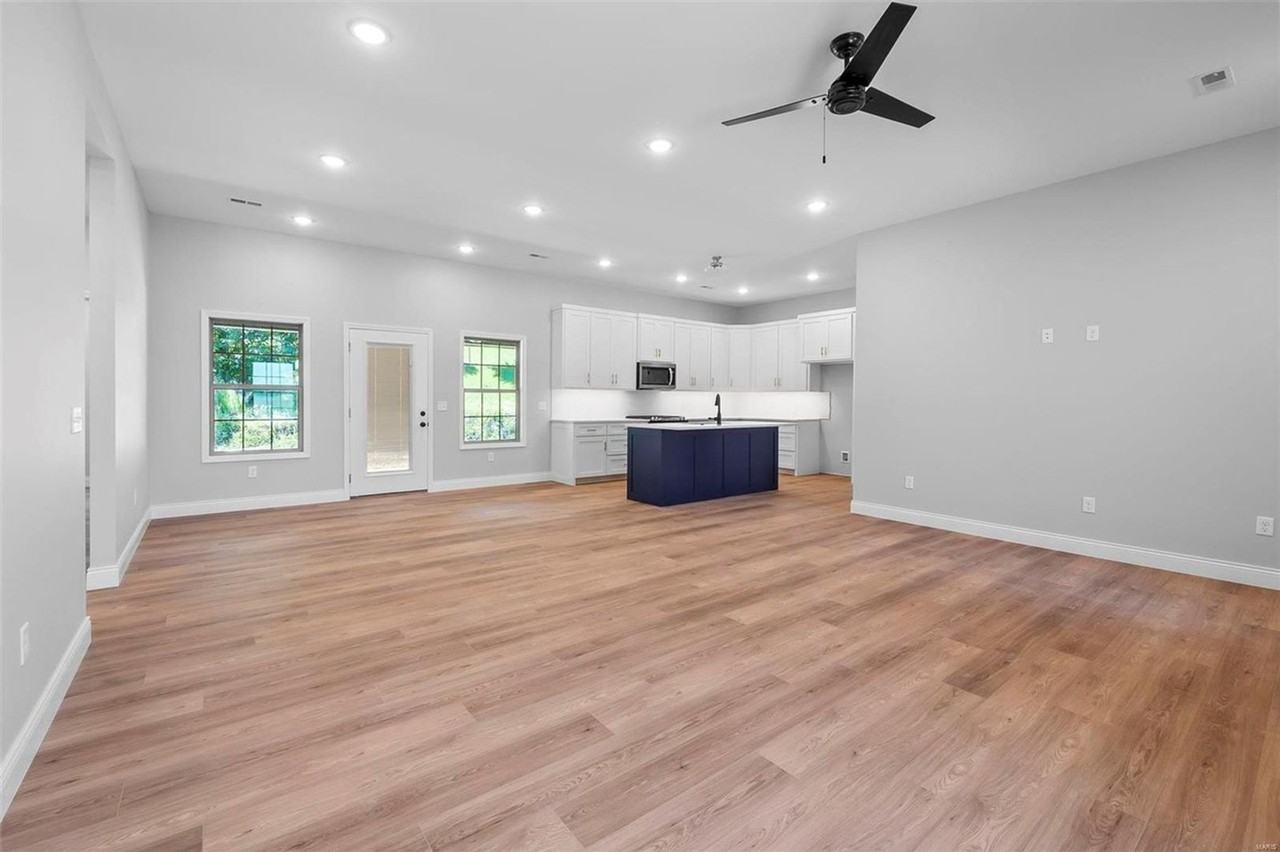 1643 Helmsdale Dr - Photo 3 of 21