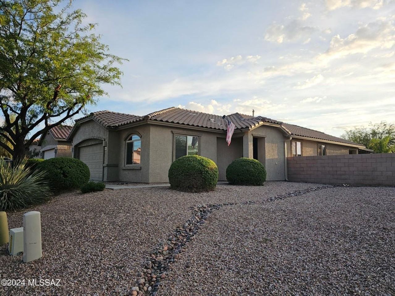 6652 W Fishermans Dr - Photo 2 of 39