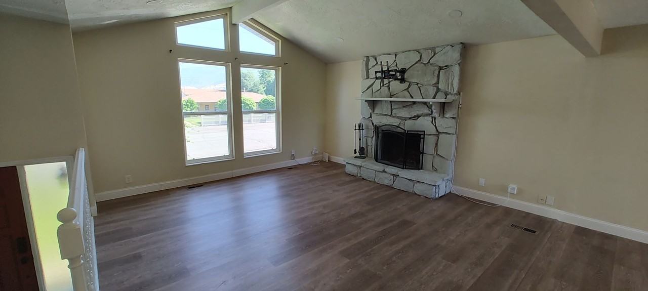 633 W 2200 N - Photo 3 of 37