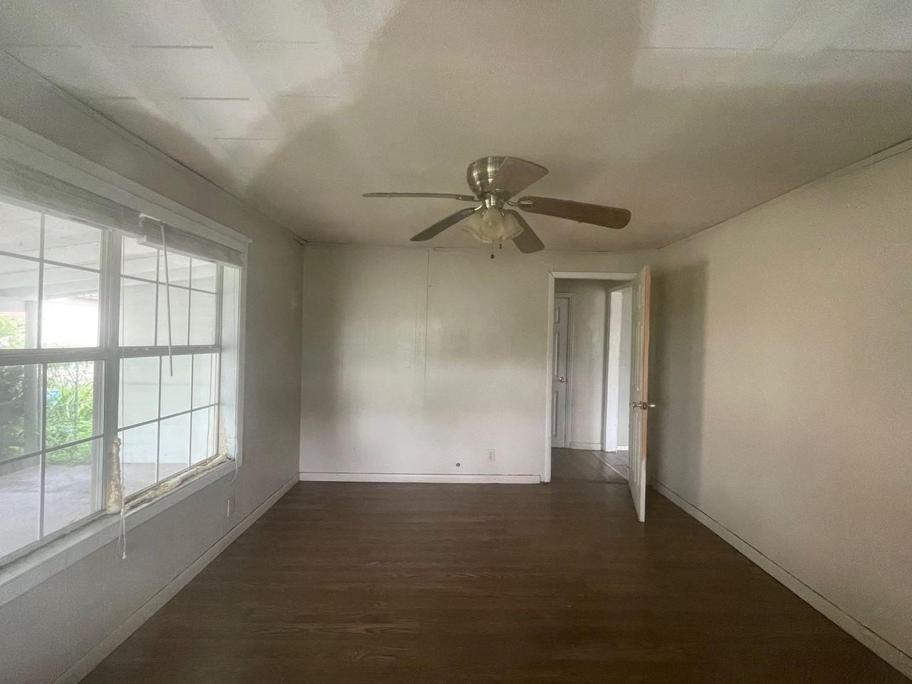 1044 Buffalo St - Photo 3 of 6