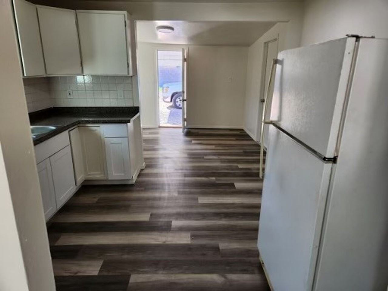 3533 W Melvin St - Photo 2 of 9