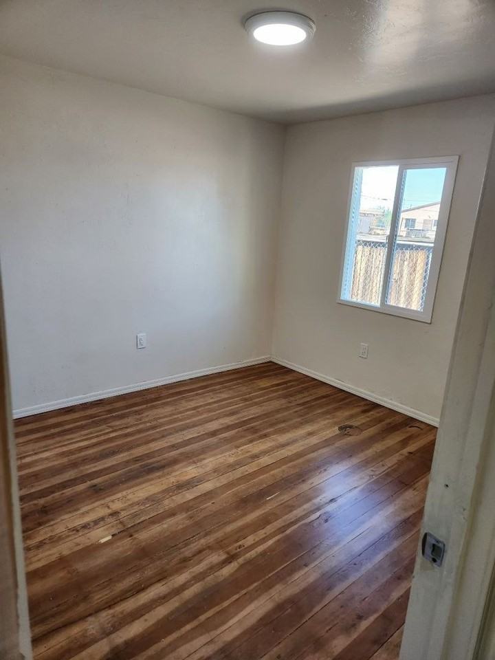 3533 W Melvin St - Photo 3 of 9