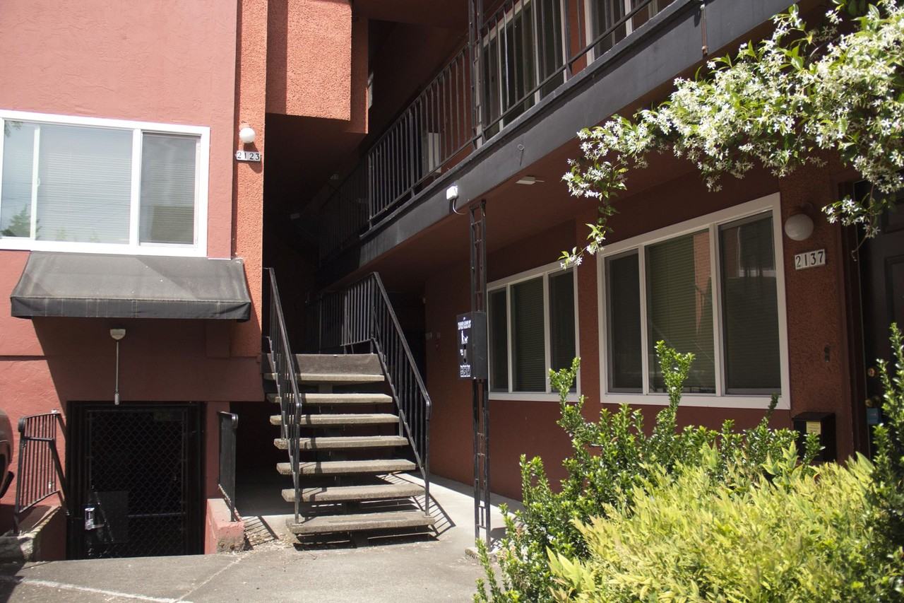 2145 Ne Halsey St - Photo 3 of 29