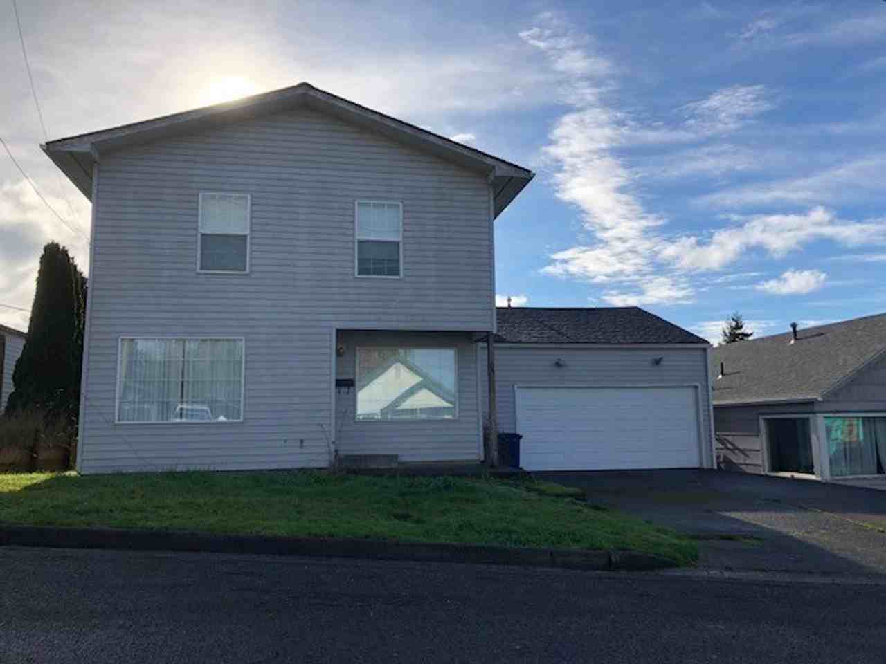 741 E 10th St - Photo 2 of 36