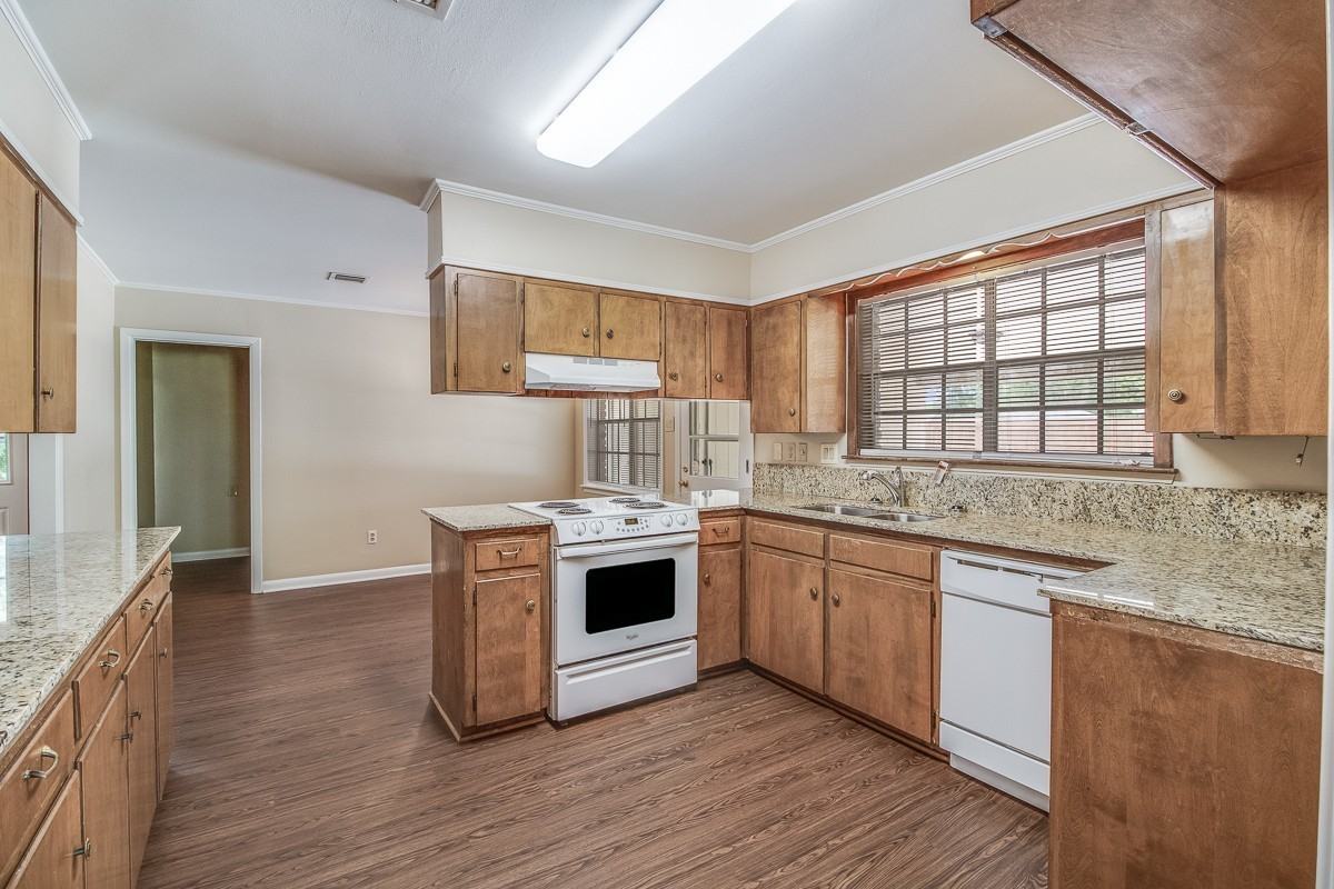 242 Monteigne Dr - Photo 2 of 13