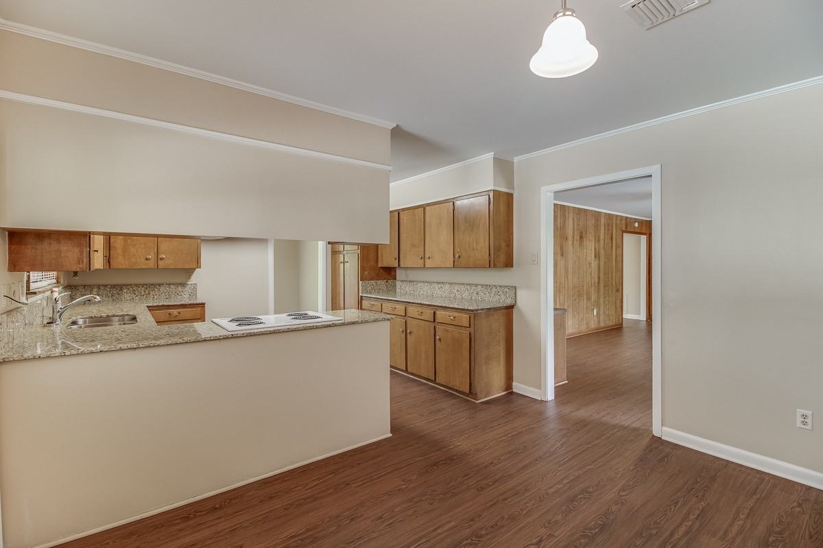 242 Monteigne Dr - Photo 3 of 13