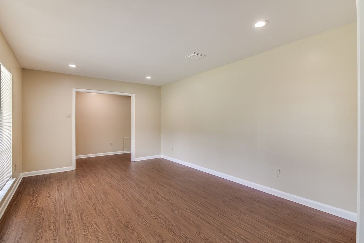 242 Monteigne Dr - Photo 4 of 13