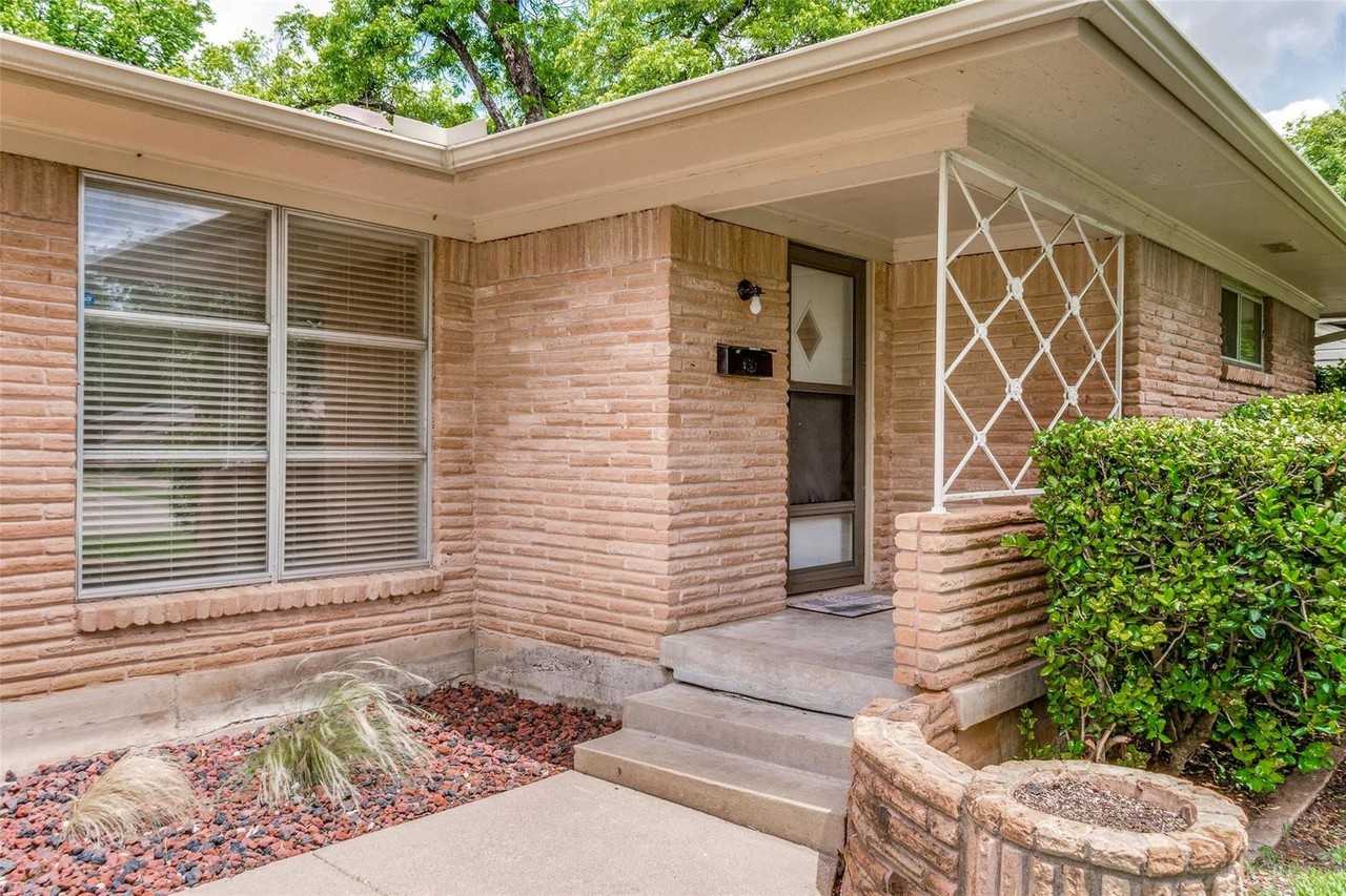 2733 Whitewood Dr - Photo 3 of 24