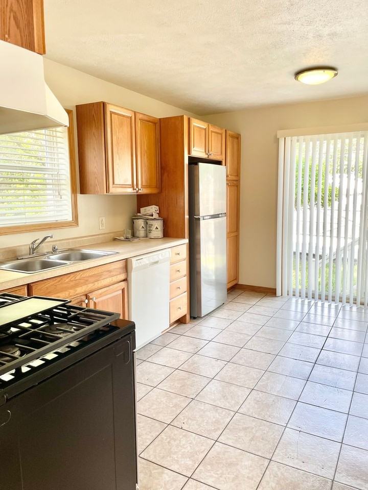 2570 Morgan St - Photo 2 of 17