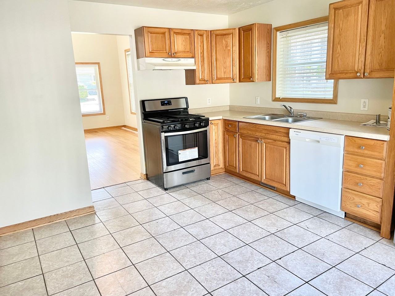 2570 Morgan St - Photo 3 of 17