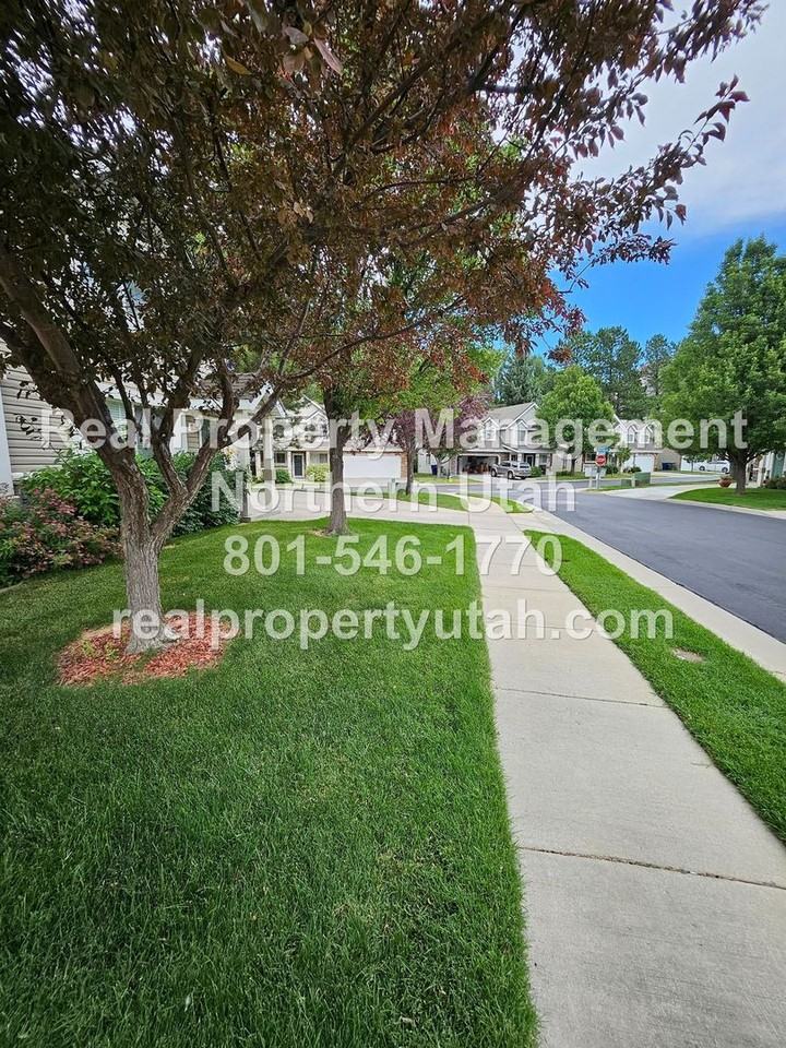 1419 Blossom Ln - Photo 2 of 20