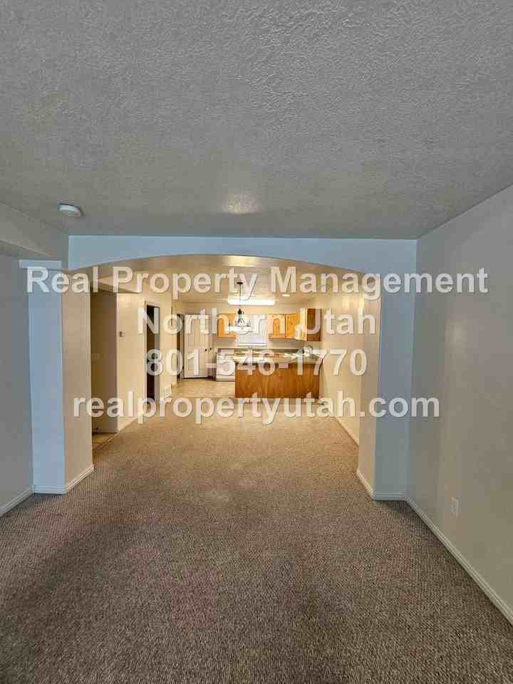 1419 Blossom Ln - Photo 3 of 20