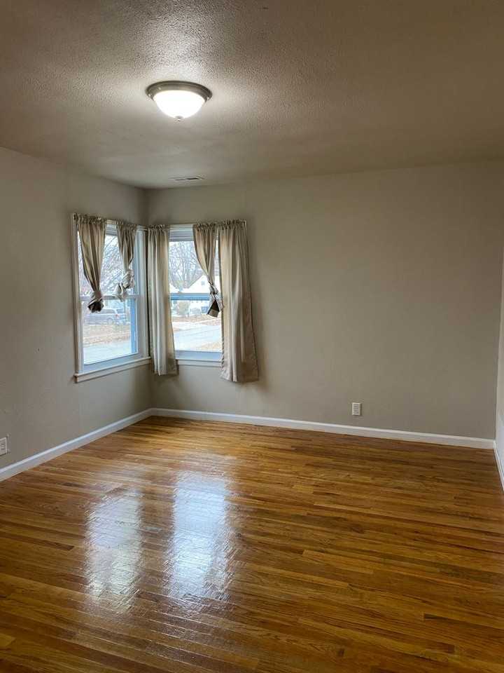 1503 E Bell Ave - Photo 5 of 12