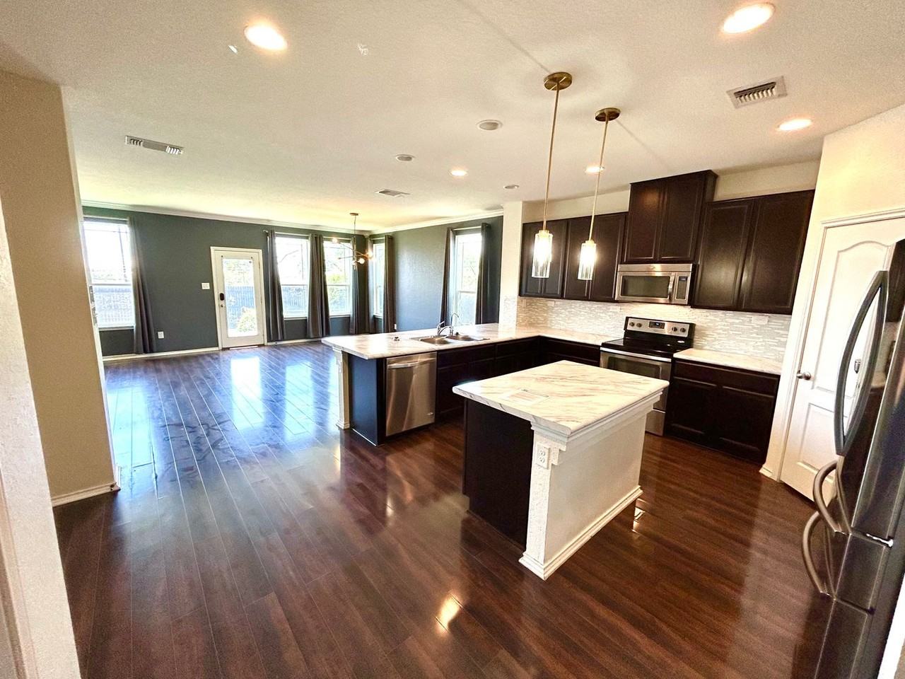 318 Pleasanton Cir - Photo 4 of 32