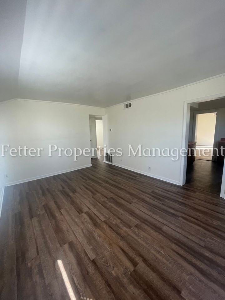 107 S Congress Ave - Photo 2 of 8