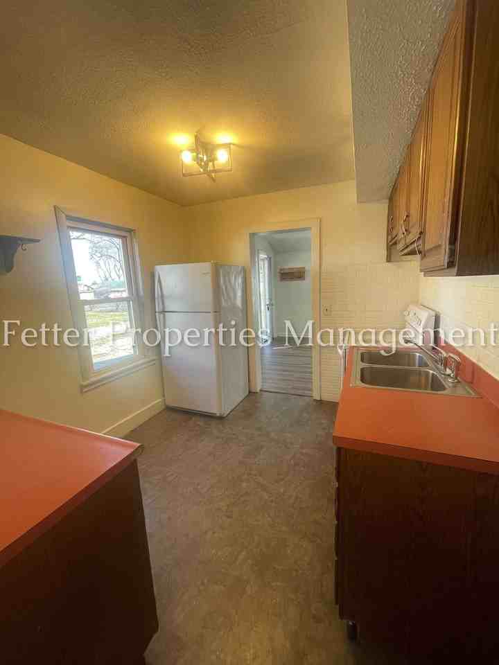 107 S Congress Ave - Photo 3 of 8