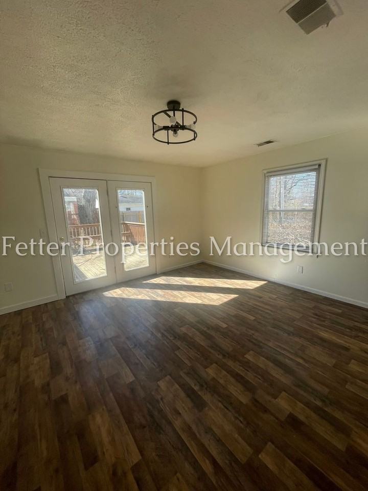 107 S Congress Ave - Photo 4 of 8