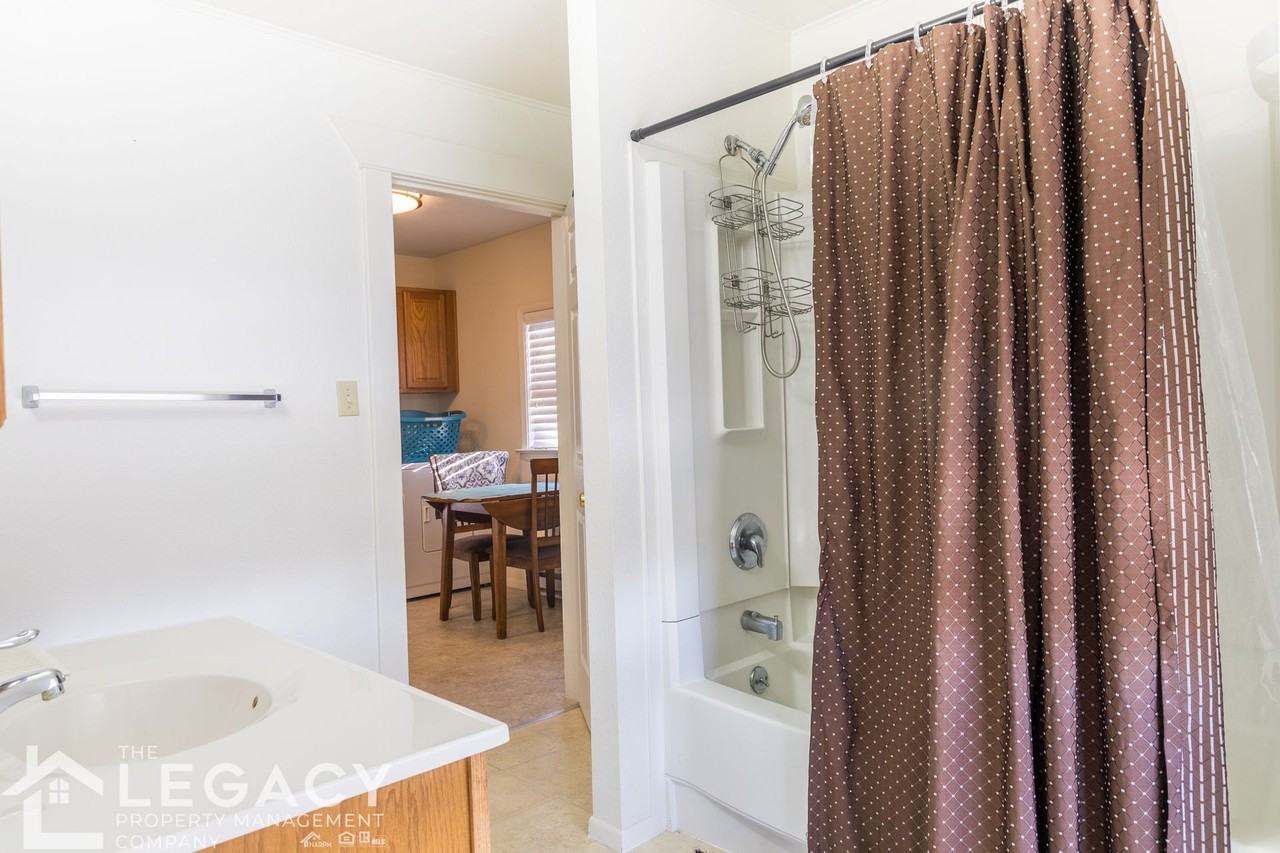 1203 E. 5th - Photo 3 of 8