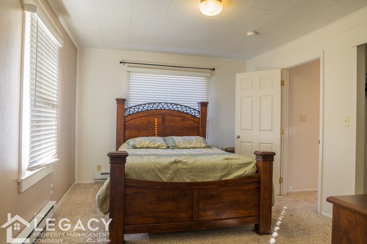 1203 E. 5th - Photo 4 of 8