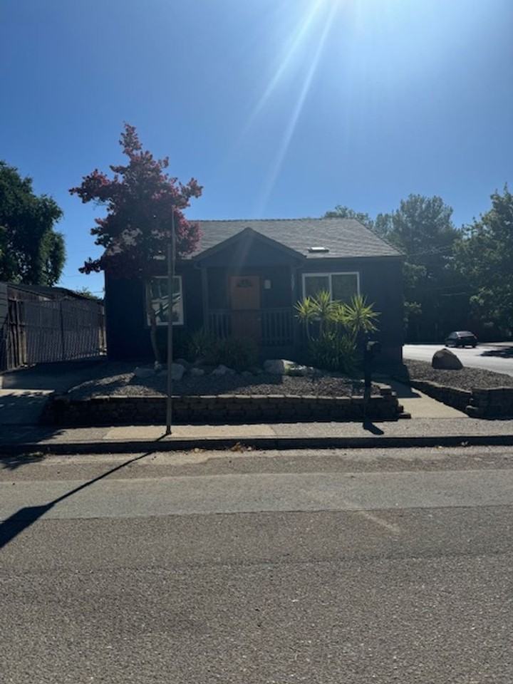 1097 Gilbert St - Photo 2 of 22