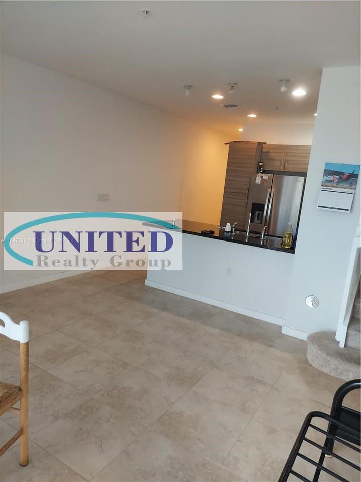 2750 Miramar Boulevard - Photo 5 of 8