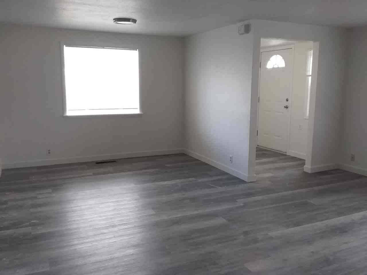 San713/717 - Photo 2 of 16