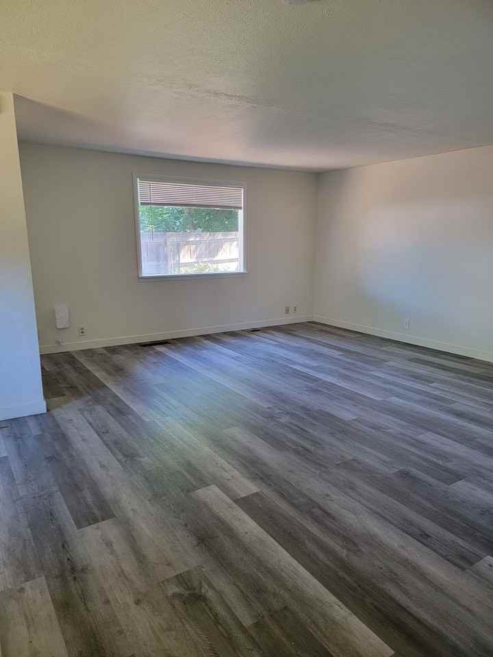 San713/717 - Photo 3 of 16