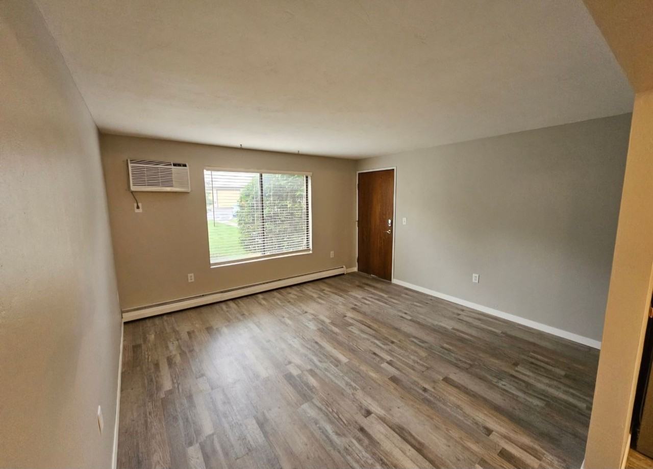 Linden Pointe Residences - Photo 7 of 26