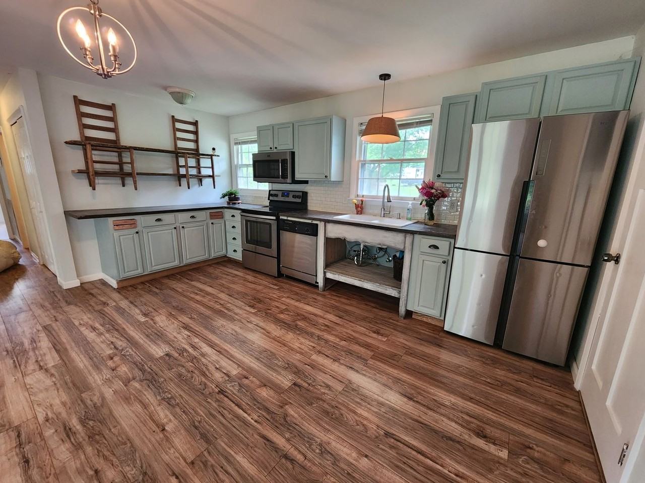 702 Meade Dr - Photo 3 of 16