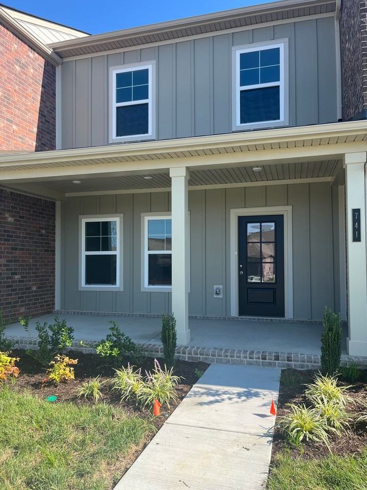 741 Coburg Pvt St - Photo 3 of 11