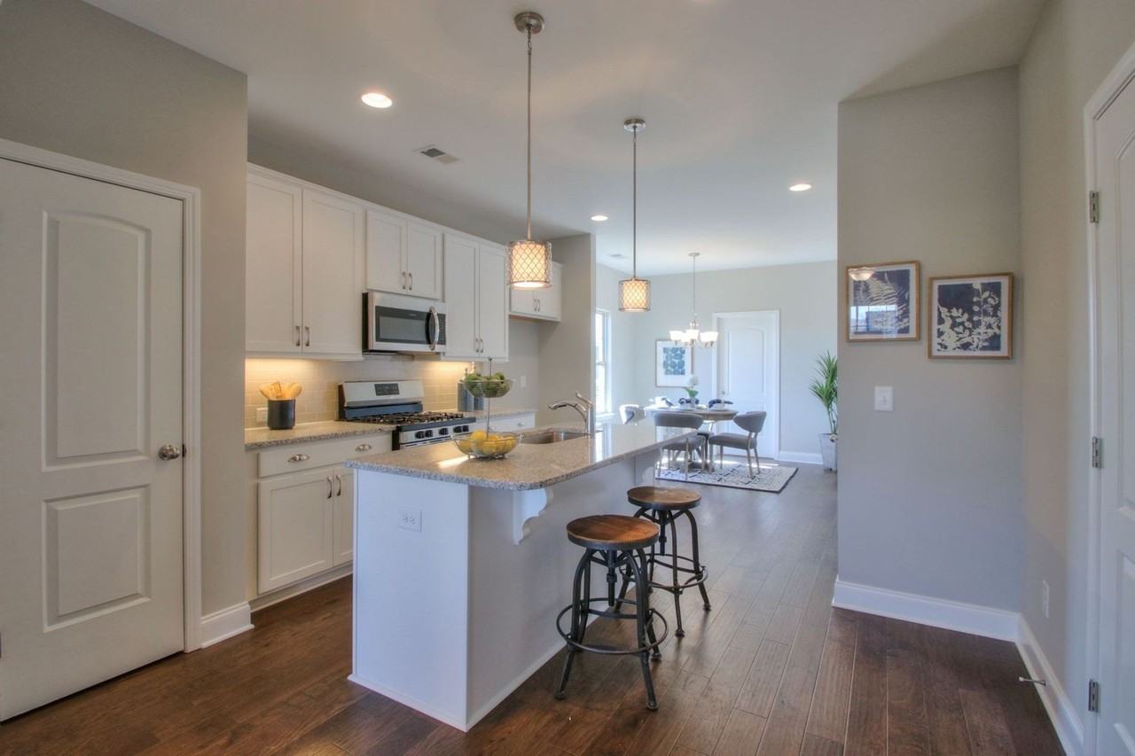 741 Coburg Pvt St - Photo 7 of 11