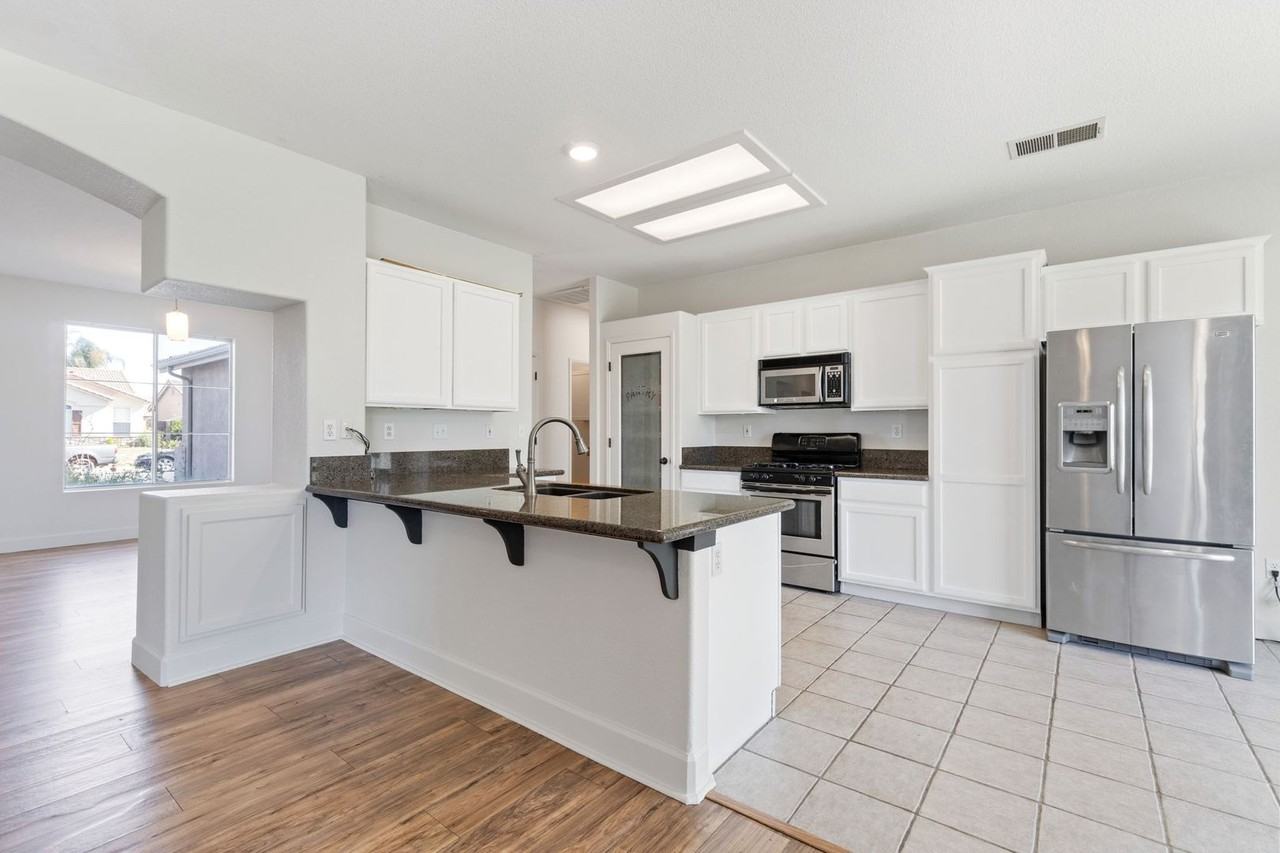 1085 W Sandstone Dr - Photo 2 of 13