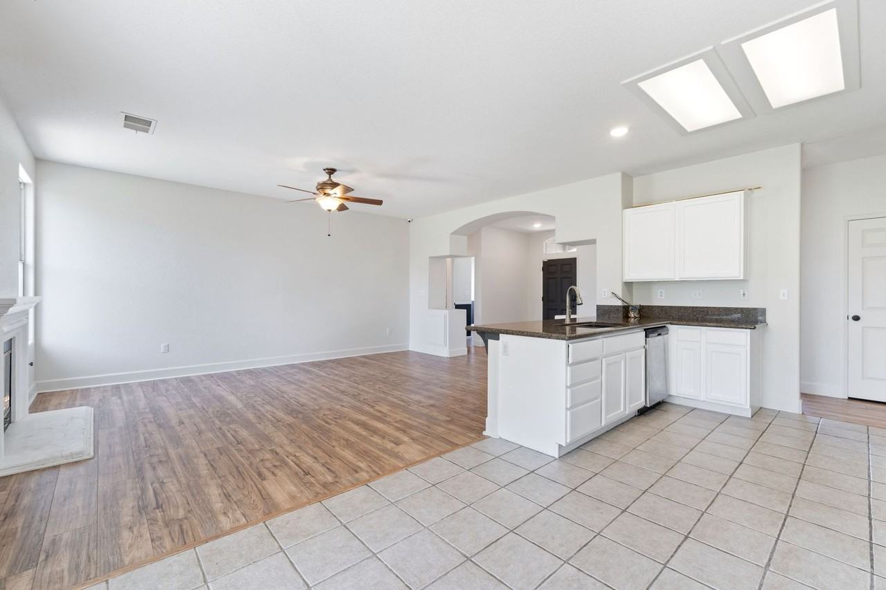 1085 W Sandstone Dr - Photo 3 of 13