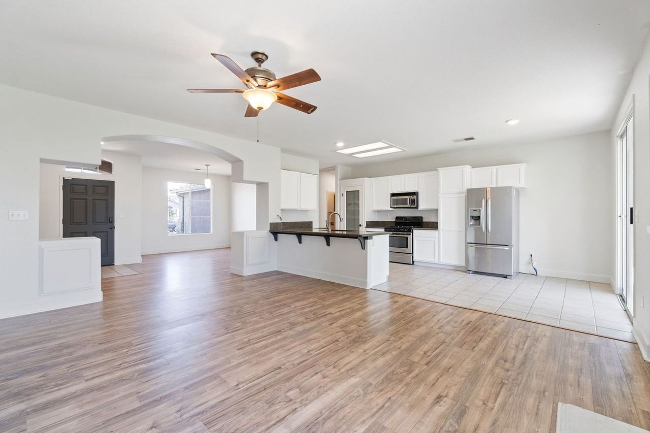 1085 W Sandstone Dr - Photo 4 of 13