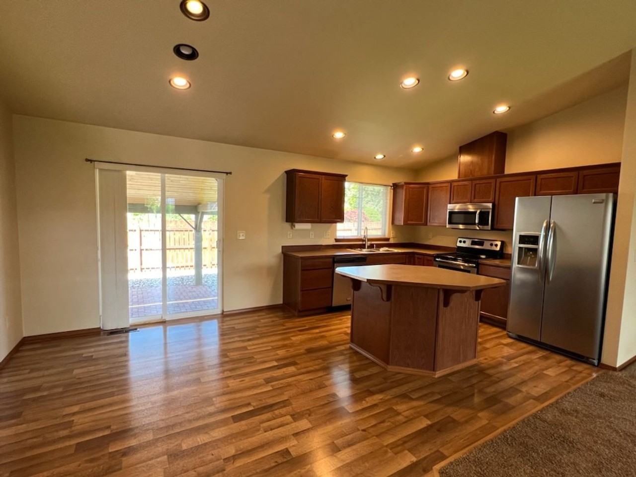 2525 Ne Noble Loop - Photo 4 of 20