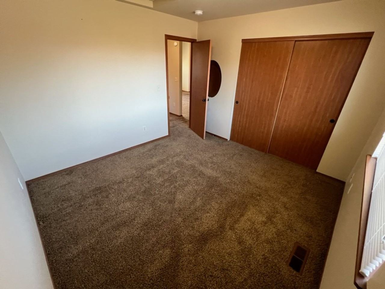 2525 Ne Noble Loop - Photo 7 of 20