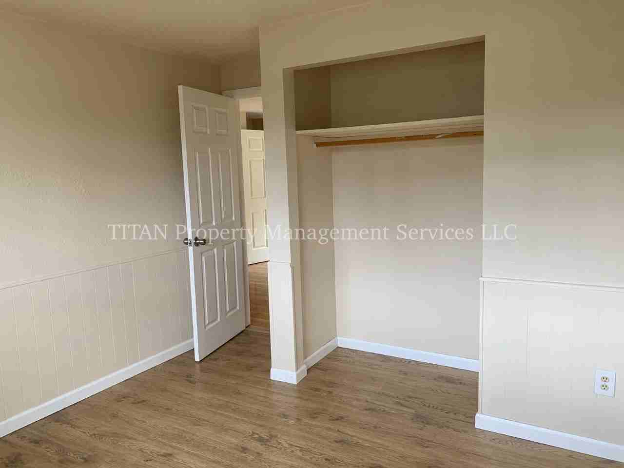 798 Bridge St E - Photo 7 of 12