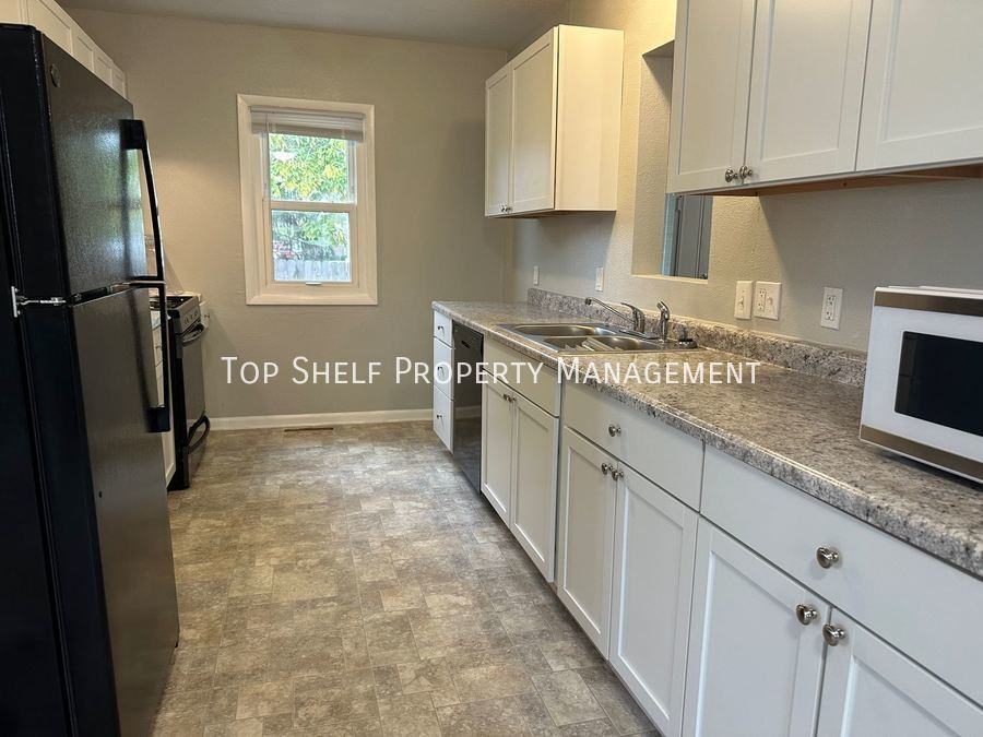 823 E 21st St - Photo 3 of 23