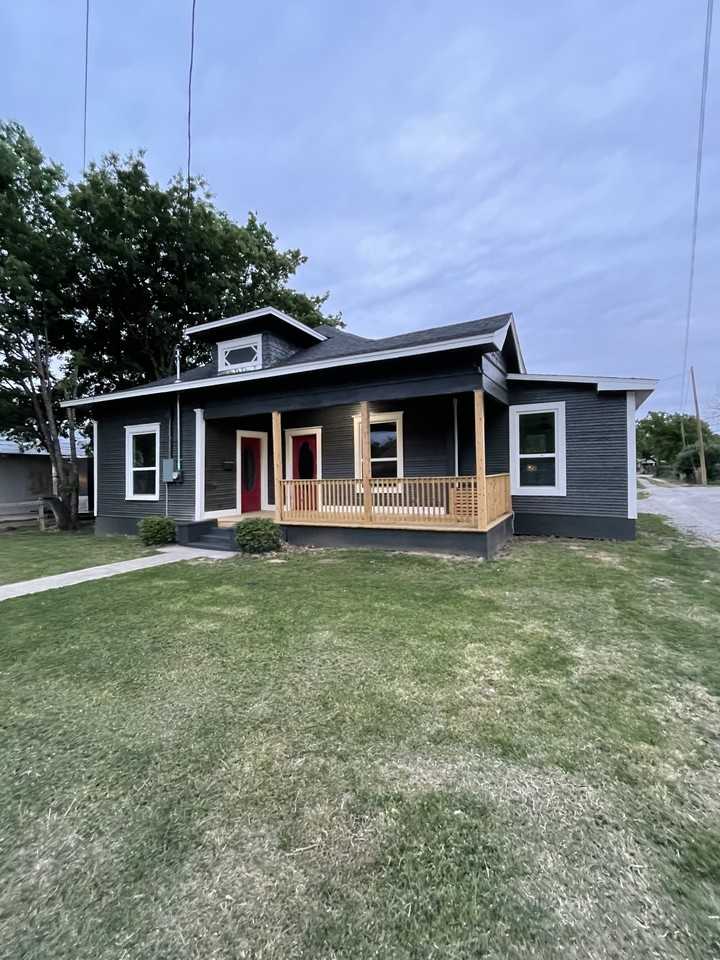 1005 Avenue I #NA - Photo 2 of 9