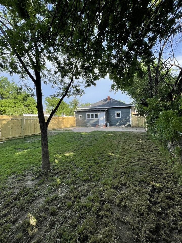 1005 Avenue I #NA - Photo 3 of 9